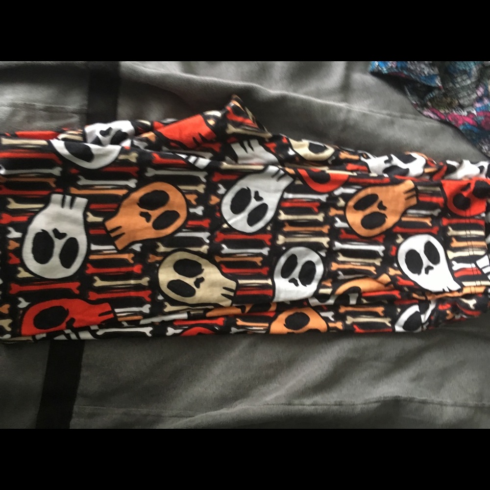 Halloween Skulls OS